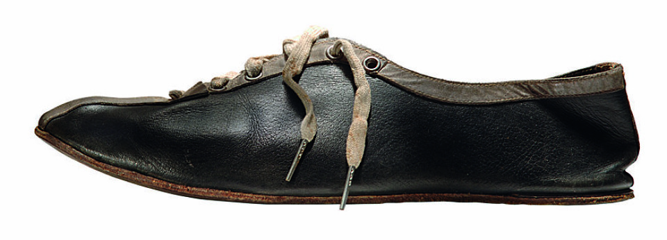 Topp formen med piggskotrening k115-1928 Bahn.jpg