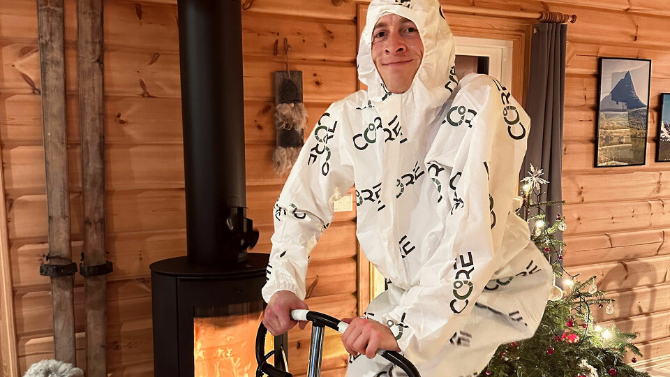 Even Brøndbo Dahl praktiserer varmetrening på hytta på julaften. Her forklarer han hvordan han optimaliserer treningen med denne metoden. (Foto: privat) Even Brøndbo Dahl praktiserer varmetrening på hytta på julaften. Her forklarer han hvordan han optimaliserer treningen med denne metoden. (Foto: privat)