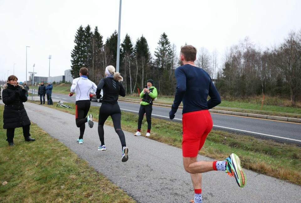 Slik perset Astrid Brathaug Sørset med over to minutter på halvmaraton Victor Samuel Synnestvedt, Astrid Brathaug Sørset, og Jørgen Korum blir heiet fram på halvmaraton i Jessheim Vintermaraton 2021 av Wenche Dørum (t.v) og Ingrid Kristiansen.