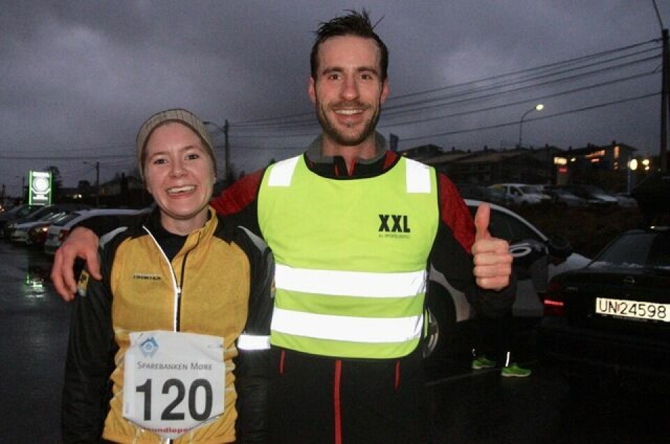 Det blei oppnådd gode tider og utført flotte prestasjoner av vinnerne i dagens vinterkarusell i Ålesund. Janne Elin Vatnaland (startnummer 120) sprang inn til tiden 39.37 på 10 km, til tross for tunge forhold. Marcus Megrund (til høyre) løp inn til gode 33.48 på samme distanse. Foto: Sigbjørn Lerstad Det blei oppnådd gode tider og utført flotte prestasjoner av vinnerne i dagens vinterkarusell i Ålesund. Janne Elin Vatnaland (startnummer 120) sprang inn til tiden 39.37 på 10 km, til tross for tunge forhold. Marcus Megrund (til høyre) løp inn til gode 33.48 på samme distanse. Foto: Sigbjørn Lerstad