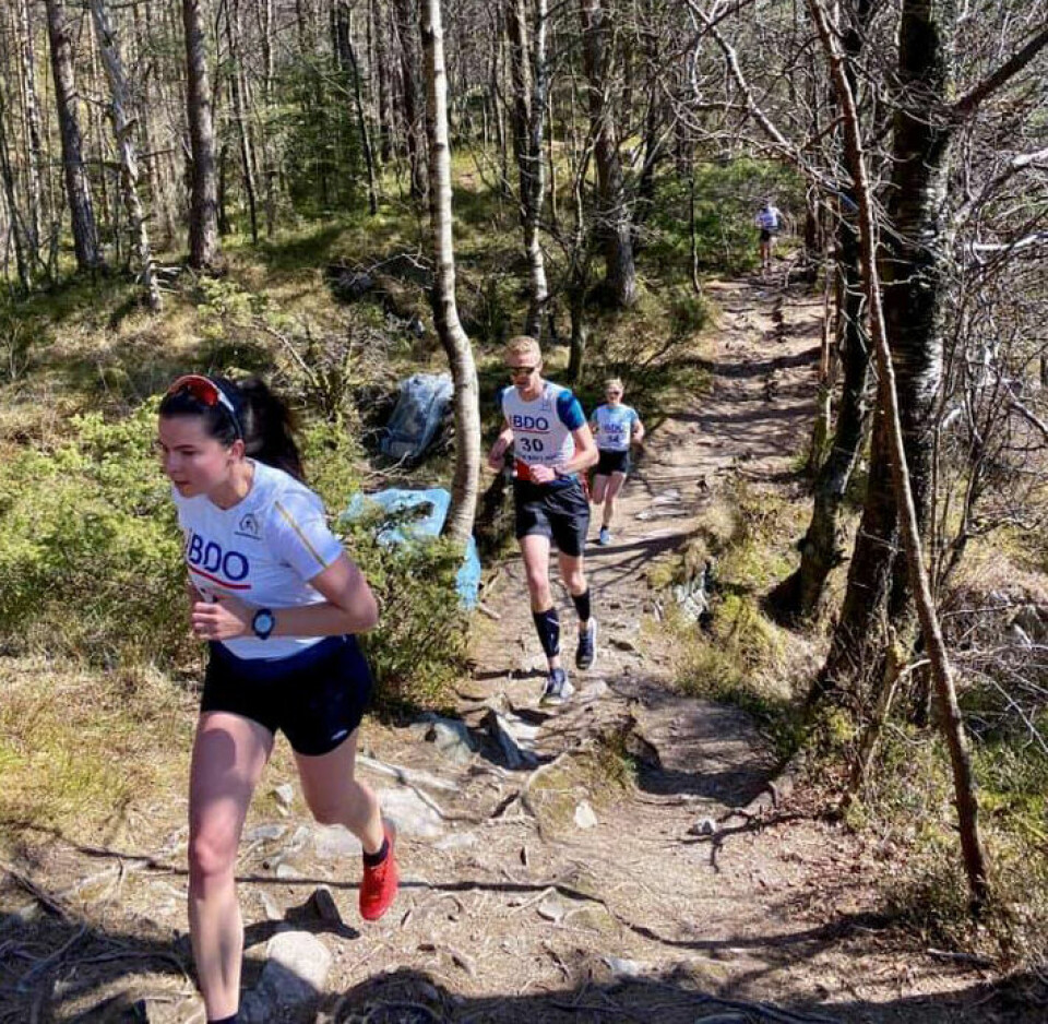 NHH-studentene arrangerte motbakkeløp til Sandvikshytten Gjennom_skogen.jpg