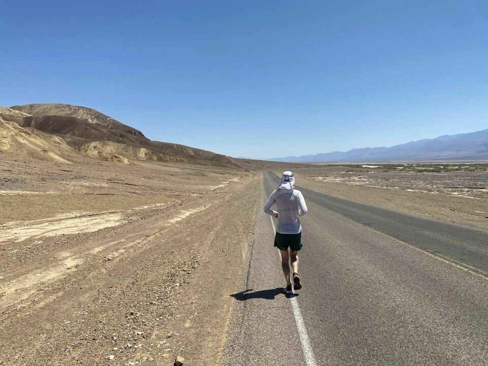 Simen Holvik under prøveløping i Death Valley 86 muh i forkant av løpet. (Foto fra hans facebookside) Simen Holvik under prøveløping i Death Valley 86 muh i forkant av løpet. (Foto fra hans facebookside)