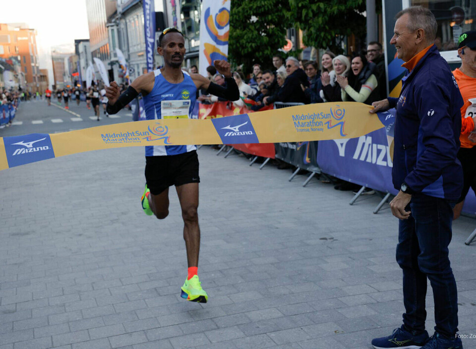 Løpsfest da Midnight Sun Marathon ble arrangert i Tromsø maraton-vinner-menn-maalgang.jpg