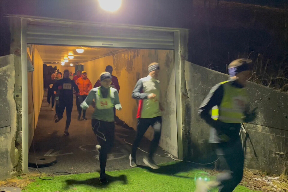Her kommer løperne ut maratontunnelen fra Fana Stadion. Det er denne tunnelen som gjør at det fremdeles må benyttes puljestarter, selv om det ikke lenger er koronarestriksjoner. (Alle foto: Arne Dag Myking) Her kommer løperne ut maratontunnelen fra Fana Stadion. Det er denne tunnelen som gjør at det fremdeles må benyttes puljestarter, selv om det ikke lenger er koronarestriksjoner. (Alle foto: Arne Dag Myking)