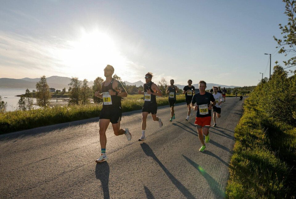 Løpsfest da Midnight Sun Marathon ble arrangert i Tromsø msm-midnattssol.jpg