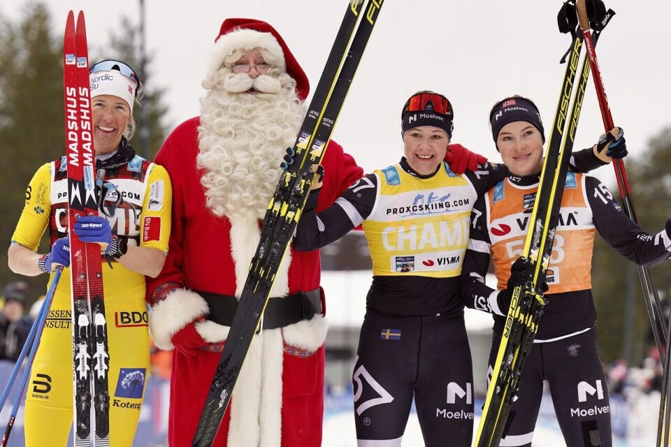 De tre beste damene sammen med nissen i Finland lørdag (fra v.): Astrid Øyre Slind, Britta Johansson Norgren og Thea Krokan Murud. (Foto: Visma Ski Classics/Magnus Östh) De tre beste damene sammen med nissen i Finland lørdag (fra v.): Astrid Øyre Slind, Britta Johansson Norgren og Thea Krokan Murud. (Foto: Visma Ski Classics/Magnus Östh)