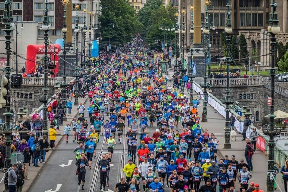 Praha Marathon har start og mål på torget i gamlebyen og går for en større del langs elva Vltava. Løypa er relativt flat, men går for en del på brostein (Foto: facebook/runczech) Praha Marathon har start og mål på torget i gamlebyen og går for en større del langs elva Vltava. Løypa er relativt flat, men går for en del på brostein (Foto: facebook/runczech)