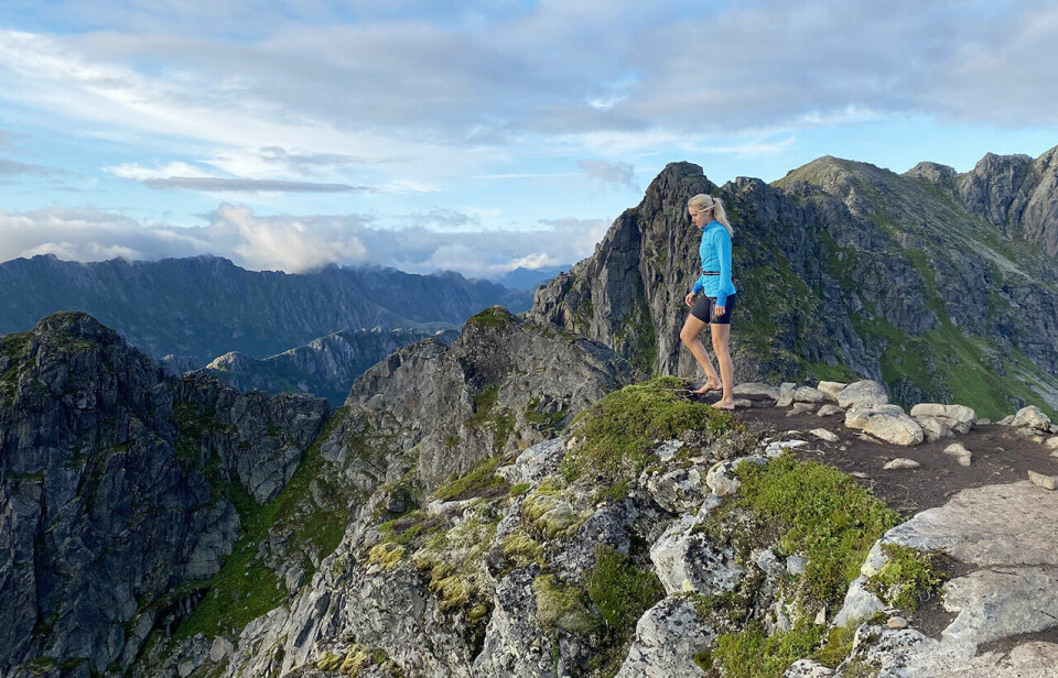 Sommeren 2022 besøkte Christina Lofoten for første gang. Under turen opp til Festvågtind valgte hun å la skoene ligge. Den danske turisten hun møtte på ferja, og som hadde sagt ja til å bli med på turen, støttet henne i valget. (Foto: dansk turist) Sommeren 2022 besøkte Christina Lofoten for første gang. Under turen opp til Festvågtind valgte hun å la skoene ligge. Den danske turisten hun møtte på ferja, og som hadde sagt ja til å bli med på turen, støttet henne i valget. (Foto: dansk turist)