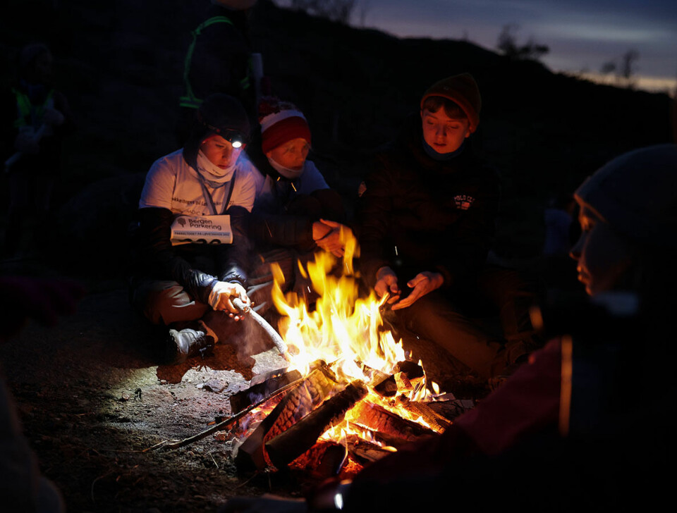 Mange barn fikk prøve seg på fjelltur i mørket 1U9A7176.jpg