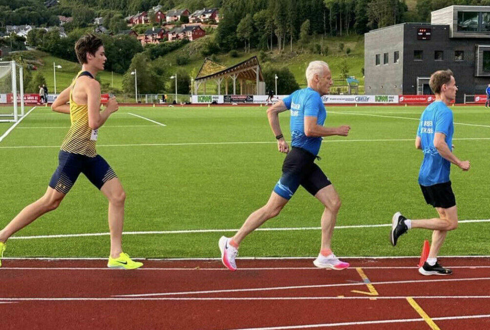 Slik trener Ivar Andreas Sandø som raserer rekordene i 70-årsklassen Ivar Sandø (i modten) løp 5000 m på sterke 18:32,41 og satte med det europarekord i aldersklasse 70-74 år. (Foto: Jim Lilleskare, BFG Bergen Løpeklubb)