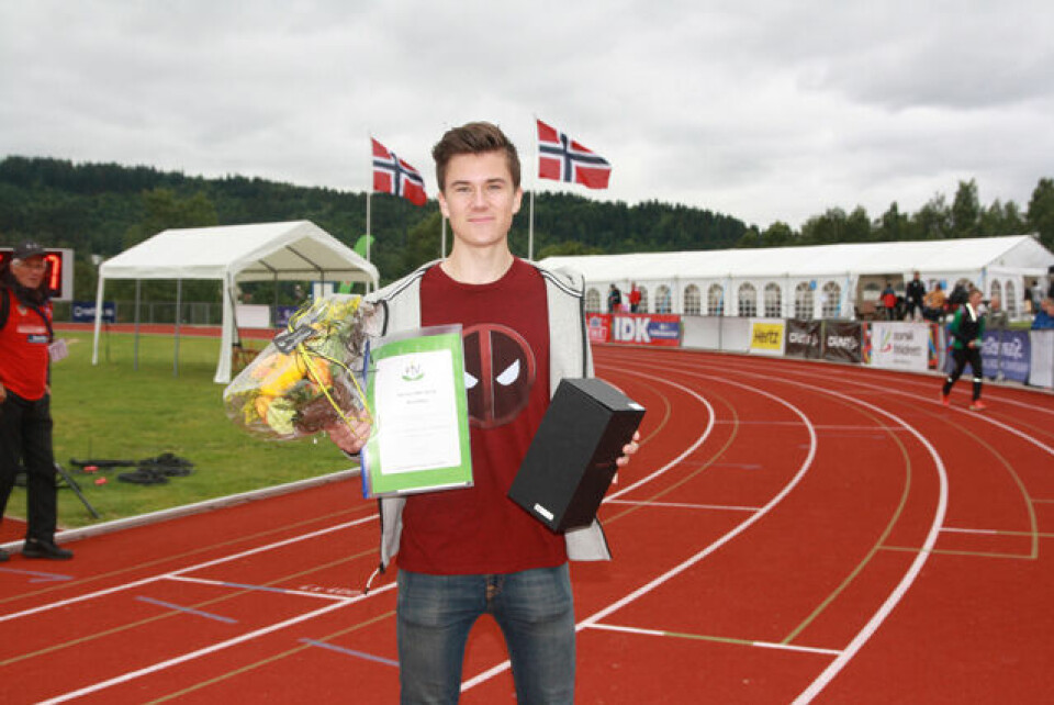 Jakob Ingebrigtsen (15) fikk søndag ettermiddag Friidrettens Venners sølvpokal som bevis på at han ble kåret til Norgesmesterskapets beste mannlige utøver. Jakob Ingebrigtsen (15) fikk søndag ettermiddag Friidrettens Venners sølvpokal som bevis på at han ble kåret til Norgesmesterskapets beste mannlige utøver.