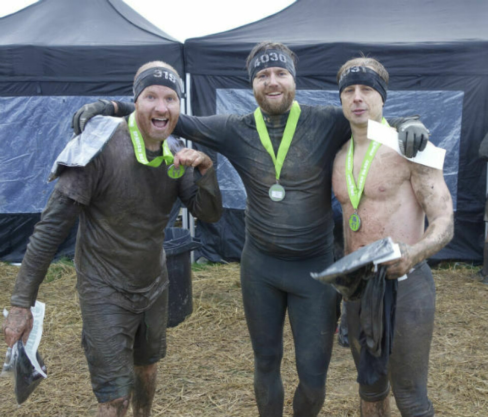 Spartan Beast halvmaraton i høljregn To_vikinger_og_en_brite_glade_for_aa_vaere_ferdige_foto_Jenny Andrews_640.jpg