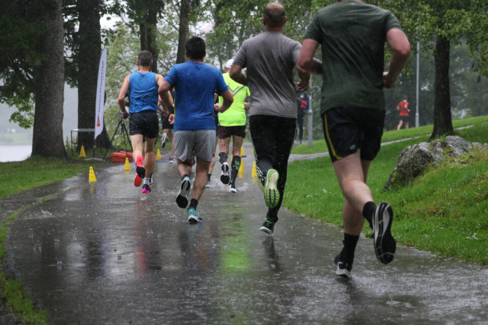 Her passer løperne 1. runde, det skvetter godt fra joggeskoene som treffer asfalten Her passer løperne 1. runde, det skvetter godt fra joggeskoene som treffer asfalten