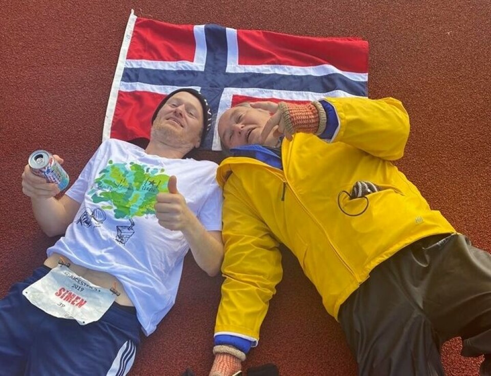 En glad Simen Holvik etter løpet sammen med faren Audun. (Foto: Luke Shervey) En glad Simen Holvik etter løpet sammen med faren Audun. (Foto: Luke Shervey)