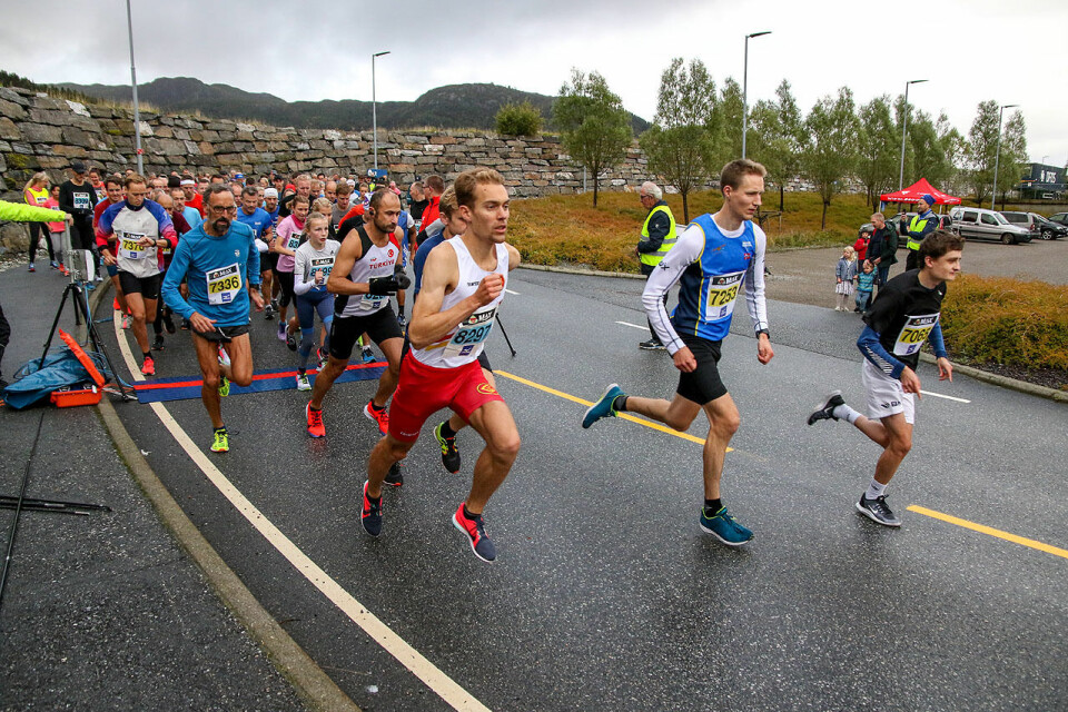 Starten på løpet den 5. september 2019. Ivar Stefansson fra Gular er raskt ute. Det er også han som har løyperekorden på 10 km. Starten på løpet den 5. september 2019. Ivar Stefansson fra Gular er raskt ute. Det er også han som har løyperekorden på 10 km.
