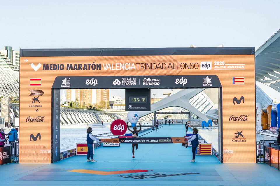 Ny verdensrekord på halvmaraton, Kibiwott Kandie løp på 57:32 i Valencia MMV Dibaba.jpg