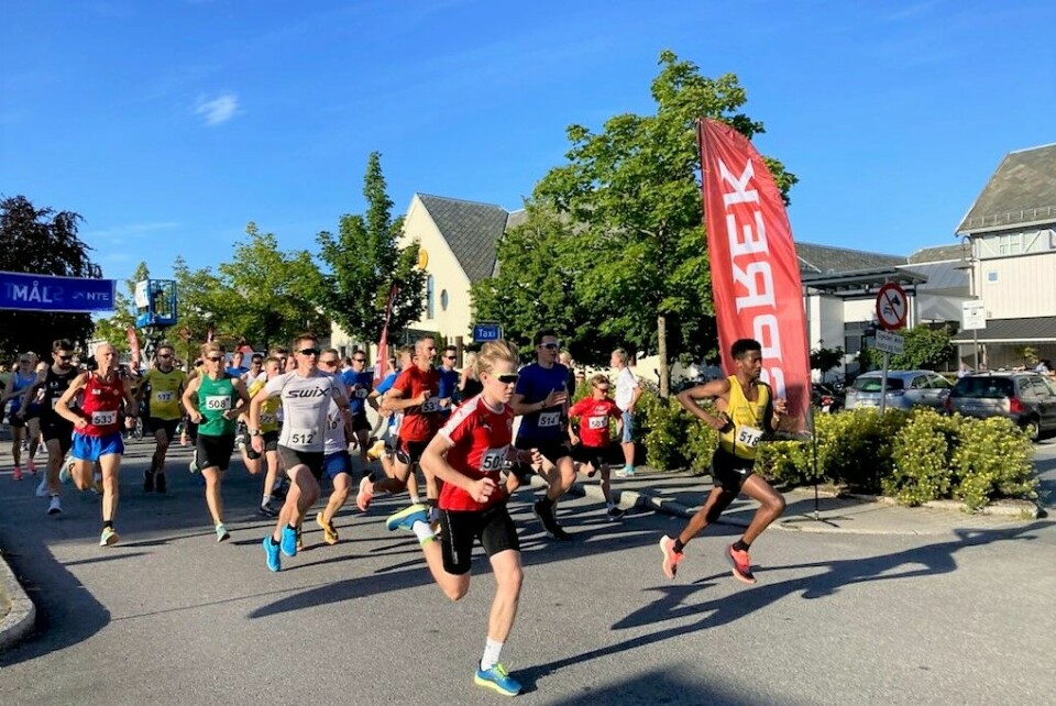 Starten har gått for nesten 100 preke løpere med vinneren Isaac Tesfamichael helt ute til høyre. (Foto: Ann Sissel Vehus) Starten har gått for nesten 100 preke løpere med vinneren Isaac Tesfamichael helt ute til høyre. (Foto: Ann Sissel Vehus)