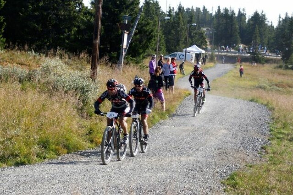 Vennskapelig kappestrid etter 86 km - Birkebeinerrittet godt i gang! Trio_forst_over_fjellet.jpg