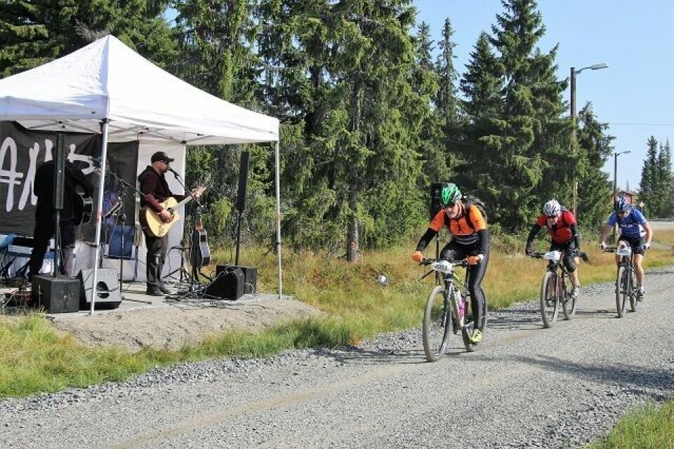 Vennskapelig kappestrid etter 86 km - Birkebeinerrittet godt i gang! Full_musikk.jpg