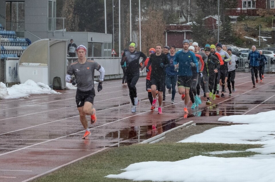 Johan Bugge fører an i Vårsleppet på 3000 meter. Som vi ser er det ikke idéelle forhold. (Arrangørfoto) Johan Bugge fører an i Vårsleppet på 3000 meter. Som vi ser er det ikke idéelle forhold. (Arrangørfoto)