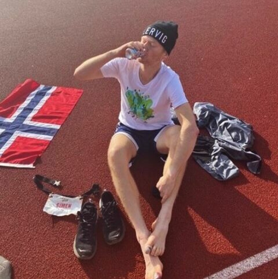 Simen Holvik vant 24-timers i England med 253,140 km Sol_etter_løpet.jpg