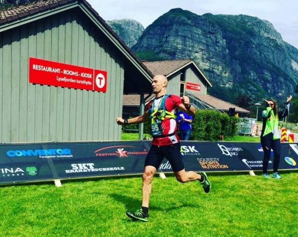 Ørjan Ravndal løper i mål til seier og ny løyperekord. (Foto: Arrangøren) Ørjan Ravndal løper i mål til seier og ny løyperekord. (Foto: Arrangøren)