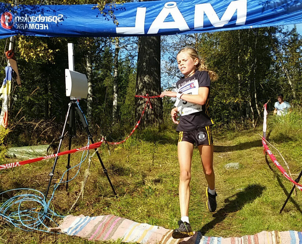 Malin Hoelsveen krysser målstreken som klar vinner av den 5. utgaven av Lundehøgda opp. (Foto: Anette Wilberg Ulven) Malin Hoelsveen krysser målstreken som klar vinner av den 5. utgaven av Lundehøgda opp. (Foto: Anette Wilberg Ulven)