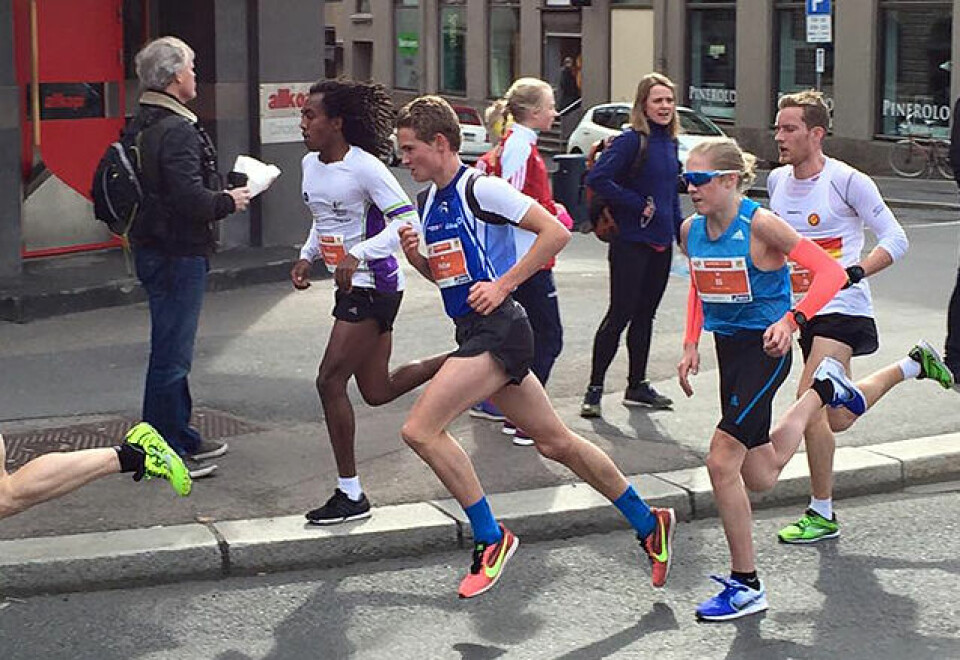 I Sentrumsløpet var det bare ett år eldre Simen Halle Haugen som var i nærheten i 16-17-årsklassen da Petter løp på 31:23 (foto: Margrete Ruud Skjeseth) I Sentrumsløpet var det bare ett år eldre Simen Halle Haugen som var i nærheten i 16-17-årsklassen da Petter løp på 31:23 (foto: Margrete Ruud Skjeseth)