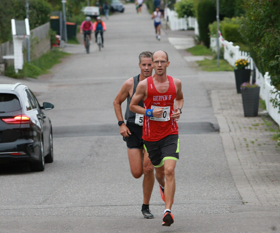 Mange løp Kystleden Halvmaraton da svensk jente satte løyperekord Munchsgate_610_Espen_Lie_foran_Bjoernar_Tho_AZ3T5674.jpg
