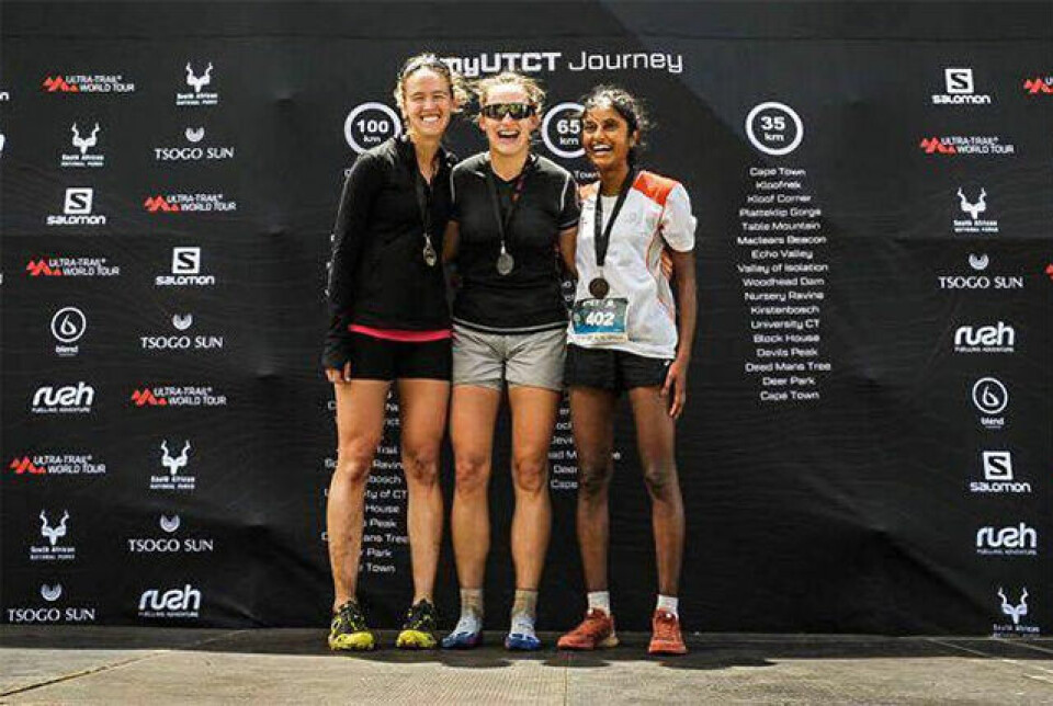 To norske kvinner kunne entre pallen etter 65 kilometeren i Ultra-trail Cape Town. Kirsten Hindhammer Amundsgaard (midten) vant foran Emily Hawgood fra Zimbabwe (til venstre) og Shangave Balendran. (Foto: privat/Sportograf) To norske kvinner kunne entre pallen etter 65 kilometeren i Ultra-trail Cape Town. Kirsten Hindhammer Amundsgaard (midten) vant foran Emily Hawgood fra Zimbabwe (til venstre) og Shangave Balendran. (Foto: privat/Sportograf)