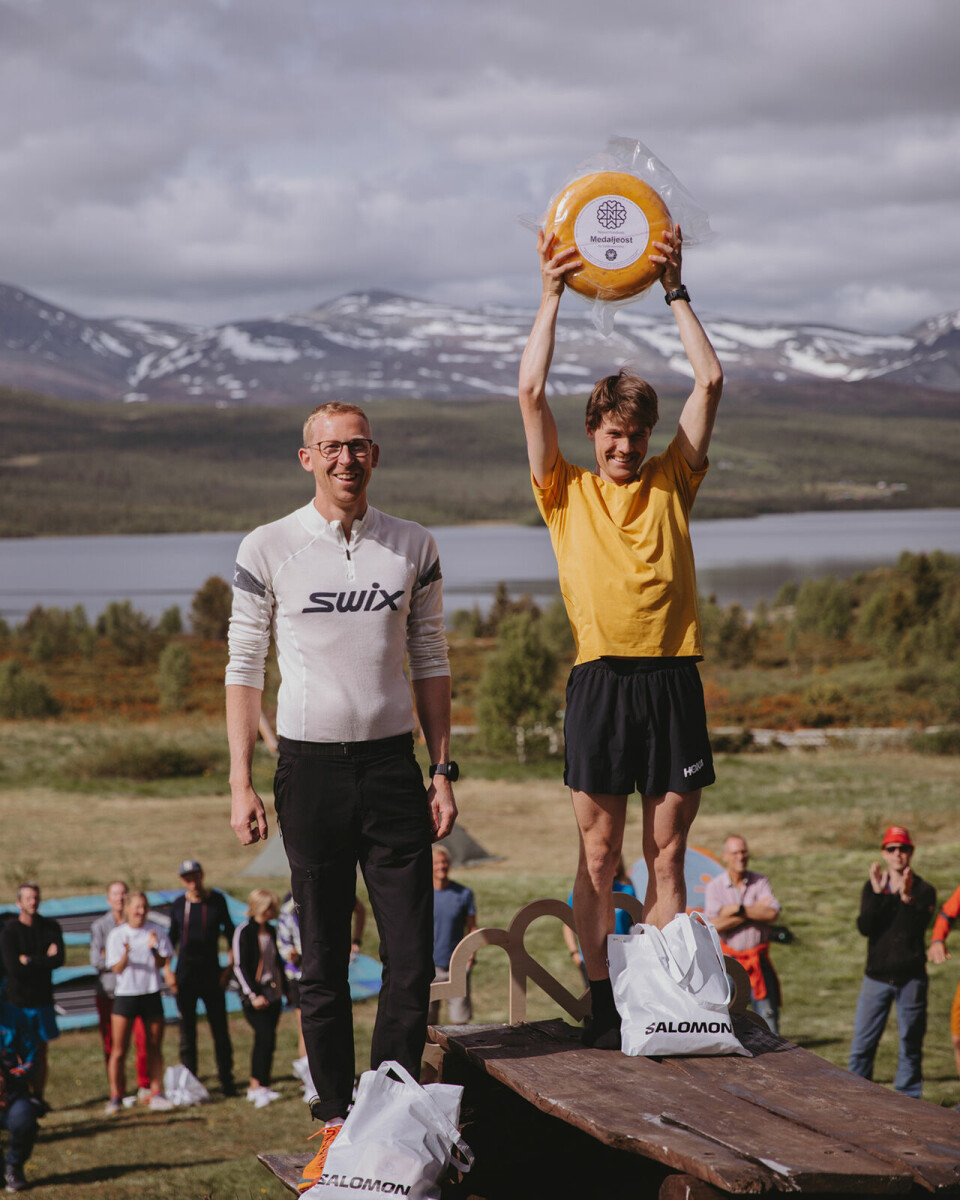 Nøsen Hundreds en heidundrendes suksess også i år Kristoffer Eftedal strekker hendene i vaeret med 9 kilo ost fra Valdres.jpg