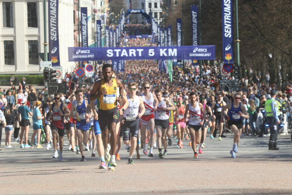 Fra starten av 10 km i fjorårets Sentrumsløp (Foto: Kjell Vigestad). Sentrumsløpet_2023_start