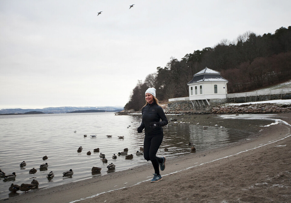 Langs fjorden: TV2-programleder Cathrine Fossum Hovdan er i sitt ess når hun kan kombinere løping og bading. (Foto: Cesilie I. Steinaa) Langs fjorden: TV2-programleder Cathrine Fossum Hovdan er i sitt ess når hun kan kombinere løping og bading. (Foto: Cesilie I. Steinaa)