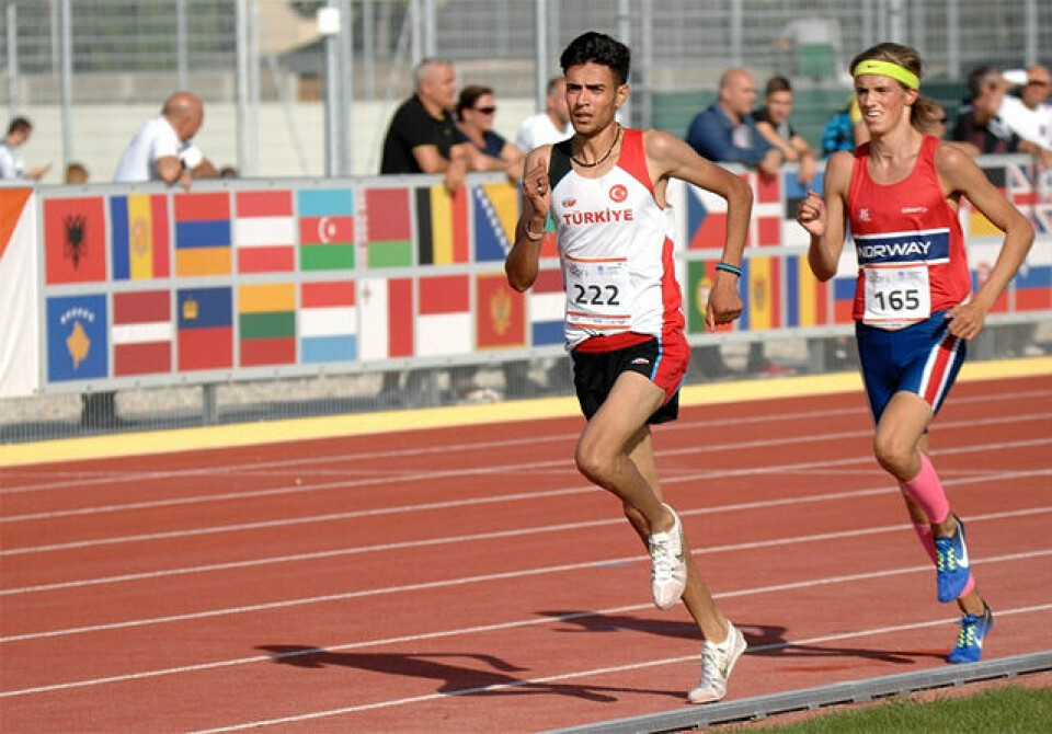 Lars Agnar Hjelmeset løp inn til sølv, bak Omer Amactan fra Tyrkia. (Foto: EYOF) Lars Agnar Hjelmeset løp inn til sølv, bak Omer Amactan fra Tyrkia. (Foto: EYOF)