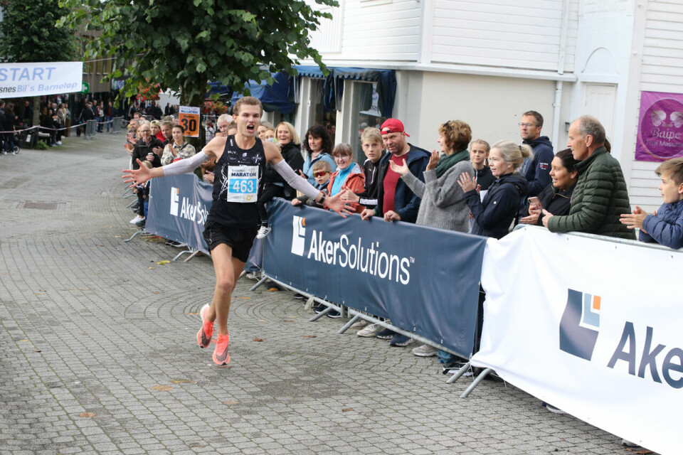 Publikum tilbake da Johan Løve Gjersvik vant Sunnhordland Maraton 1P1A0180.jpg