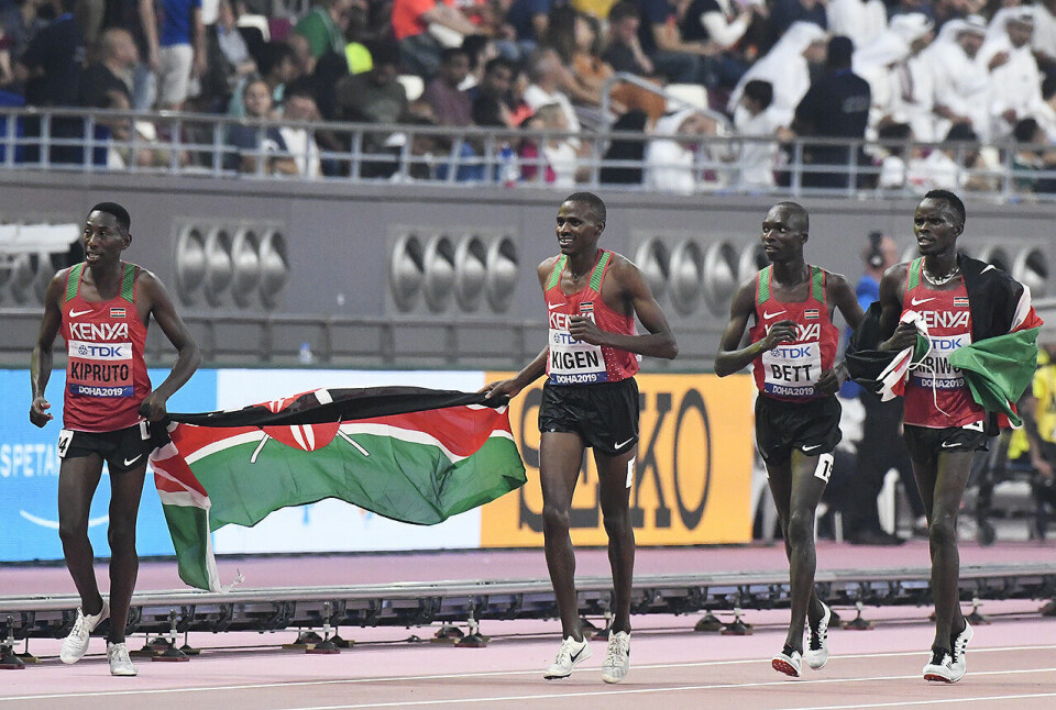 Nytt VM-gull til Conseslus Kipruto - med minst mulig margin hinder-kenyanerne-feirer_50D0448.jpg