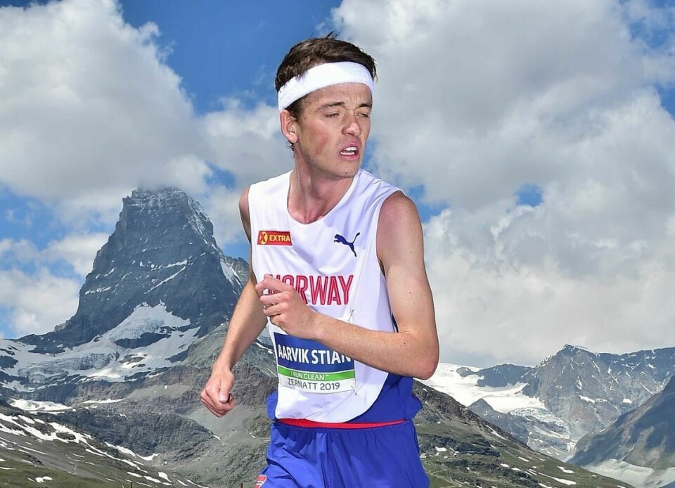 Bergen Fjellmaraton blir uttaksløp til EM i fjelløp i Portugal Stian Øvergaard Aarvik sjekker hvor konkurrentene er på vei opp til sølv i EM motbakkeløp. (Arrangørfoto)