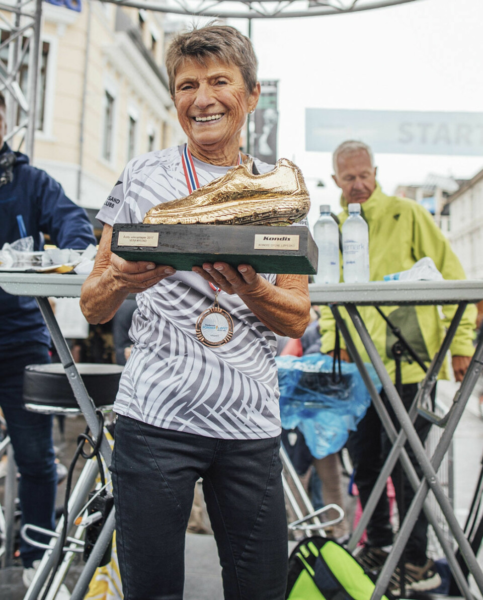 Vera Nystad fikk gullskoen som fjorårets beste veteranløper Vera_Nystad_gullsko_foto_Torleiv_Klungland_(3_of_5).jpg
