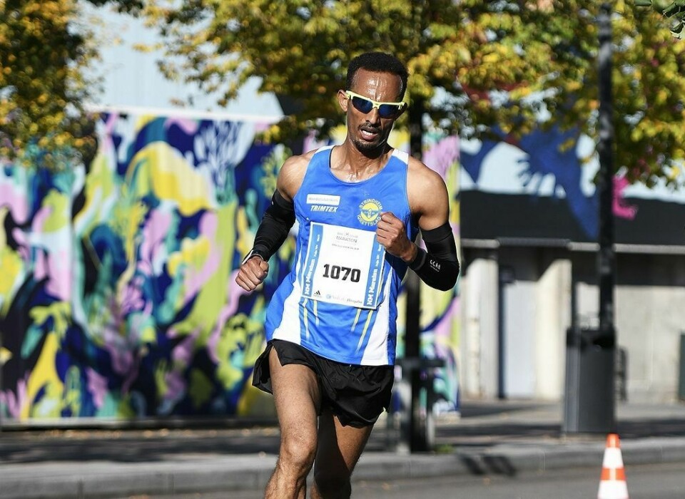 Kondis' gullsko til Karoline Bjerkeli Grøvdal og Jakob Ingebrigtsen Ebrahim Abdulaziz løp fortest i Oslo Maraton, og har også raskest tid etter omregning med veterantabellen. (Foto: Bjørn Johannessen)