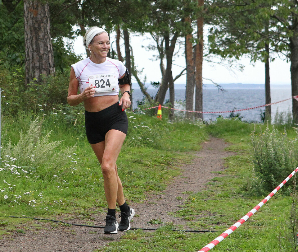 Mange løp Kystleden Halvmaraton da svensk jente satte løyperekord Passering_maal_1km_igjen_824_Anette_Storli_Andersen_A20G6441.jpg