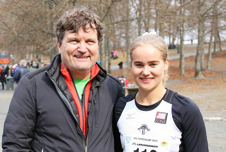 Etter to år med skade og overtrening viste Malin Edland med en sølv i NM terrengløp at hun blir å regne med i tiden som kommer. Her sammen med trener Knut Jæger Hansen. (Foto: Runar Gilberg) Etter to år med skade og overtrening viste Malin Edland med en sølv i NM terrengløp at hun blir å regne med i tiden som kommer. Her sammen med trener Knut Jæger Hansen. (Foto: Runar Gilberg)