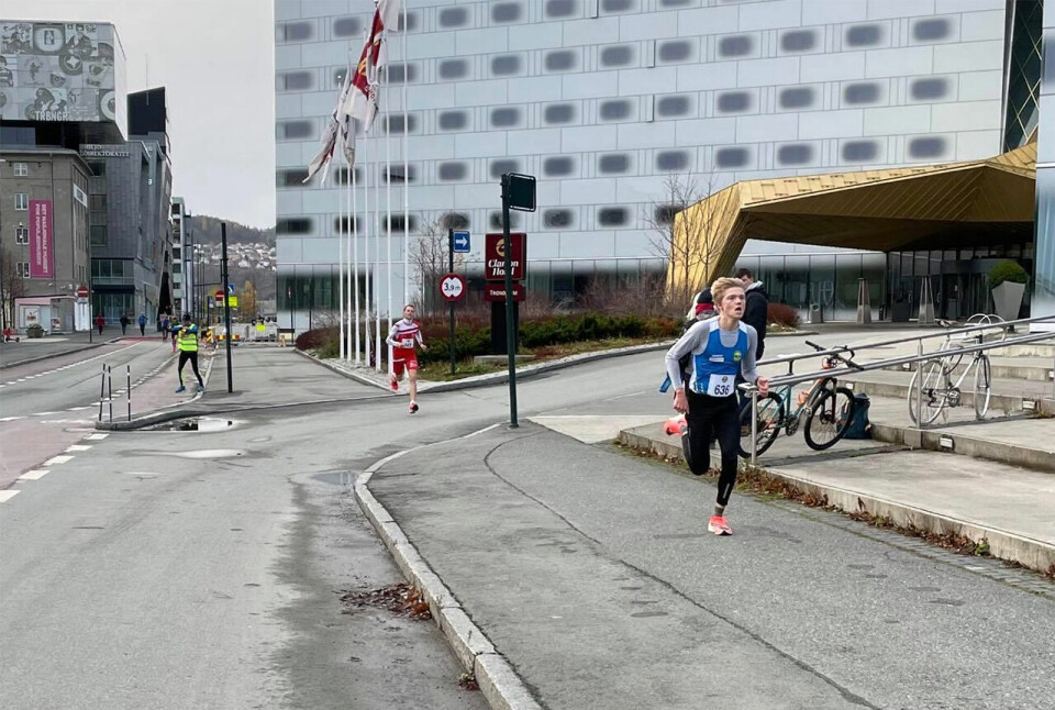 August Lunde holdt Henning Offingstad bak seg og vant Strandpromenaden med 3 sekunders margin. (Foto: Thomas Hoel Syrstad) August Lunde holdt Henning Offingstad bak seg og vant Strandpromenaden med 3 sekunders margin. (Foto: Thomas Hoel Syrstad)