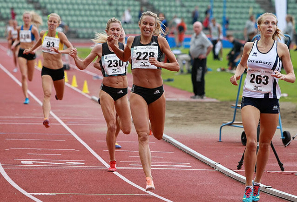Svenske Hanna Hermansson (th) vant og satte personlig rekord på 800 m. Tett etter følger Ingvill Måkestad Bovim og Karoline Bjerkeli Grøvdal. Foto: Kjell Vigestad Svenske Hanna Hermansson (th) vant og satte personlig rekord på 800 m. Tett etter følger Ingvill Måkestad Bovim og Karoline Bjerkeli Grøvdal. Foto: Kjell Vigestad