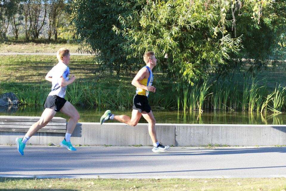 Indian summer for 1238 deltakere i Fornebuløpet 5km_n2og1_etter4km_Berg_Waaler_AZ3T5806.jpg
