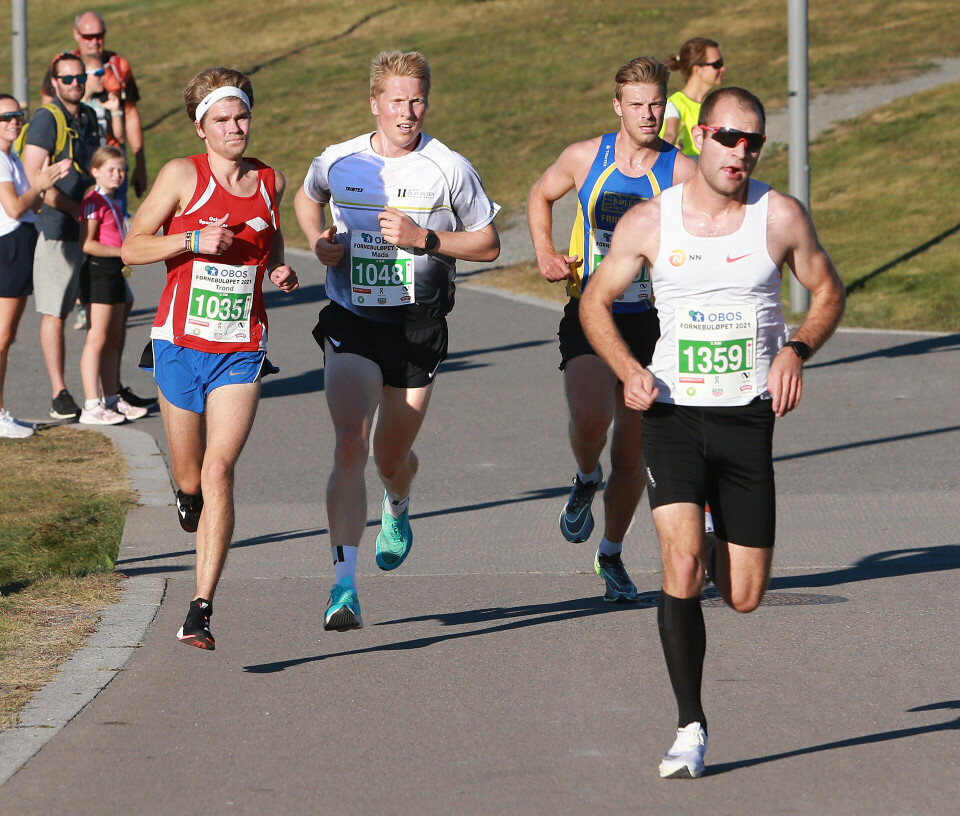 Indian summer for 1238 deltakere i Fornebuløpet 5km_4_i_tet_2km_AZ3T5520.jpg