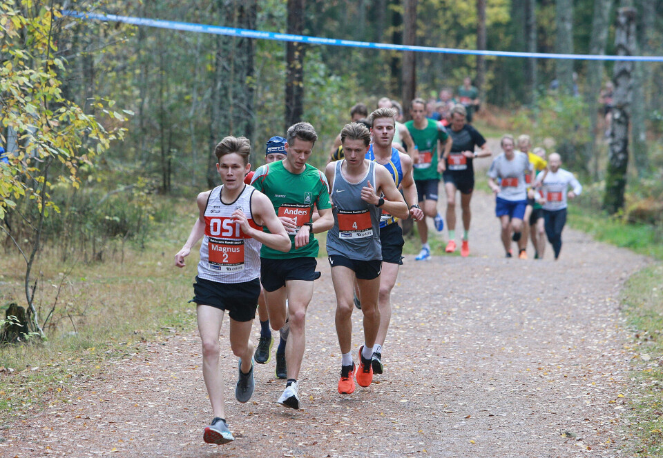 Magnus Warvik (2) i tet etter 1 kilometer. Han ledet an til 8 kilometer, og måtte gi tapt for Anders Gløersen (1) og Haakon Engelsen Berg i de tøffe bakkene opp mot 8,7 km.. (Foto: Kjell Vigestad) Magnus Warvik (2) i tet etter 1 kilometer. Han ledet an til 8 kilometer, og måtte gi tapt for Anders Gløersen (1) og Haakon Engelsen Berg i de tøffe bakkene opp mot 8,7 km.. (Foto: Kjell Vigestad)