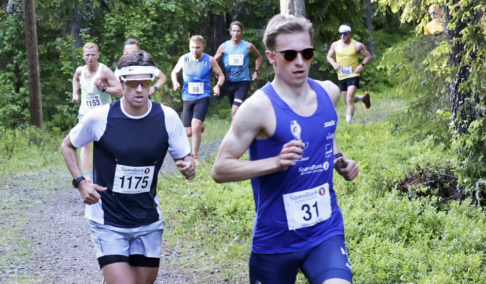 Leif Christian Tallaksen (31), som representerer Lillehammer IF var i teten mesteparten av løpet, og var førstemann i mål. Her passerer han Kanalen omtrent halvvegs i løpet tett fulgt av Jørgen Krogsæter (1175), som leder karusellen totalt etter 5 løp. Leif Christian Tallaksen (31), som representerer Lillehammer IF var i teten mesteparten av løpet, og var førstemann i mål. Her passerer han Kanalen omtrent halvvegs i løpet tett fulgt av Jørgen Krogsæter (1175), som leder karusellen totalt etter 5 løp.