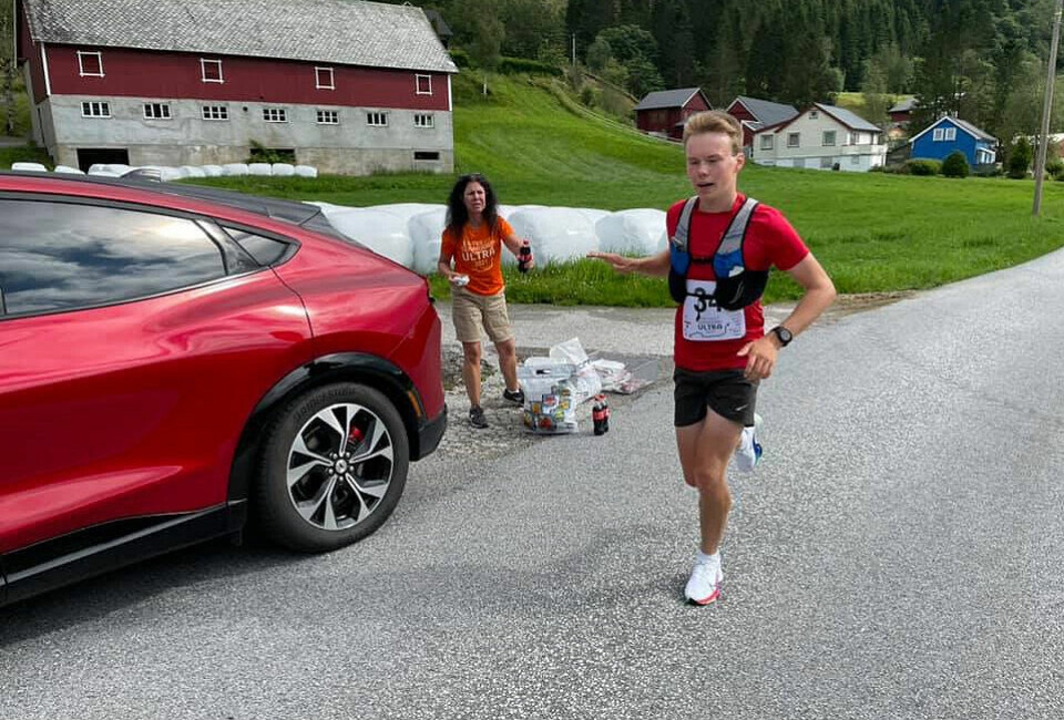 Vinneren Lars Øvrebø fra Jølster Friidrett, takker nei til påfyll av energi når han passerer 19 km. (Foto: Oddveig Lyngstad) Vinneren Lars Øvrebø fra Jølster Friidrett, takker nei til påfyll av energi når han passerer 19 km. (Foto: Oddveig Lyngstad)