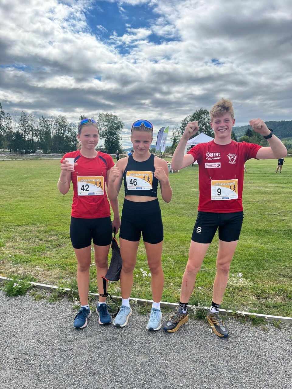 15-åringen Karsten Ellevold best i Høgåsen Rundt Mia Sundby-Bredesen, Serine Lilleseth Boisen og Karsten Ellevold.jpg