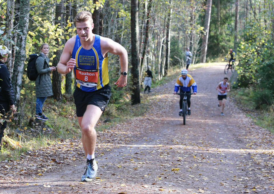 Sjette seier på rad for Anders Gløersen i Nøklevann Rundt 10km_8700m_Haakon_E_Berg_sikrer_2pl_Warvik_slapp_i_bakken_AZ3T0893.jpg